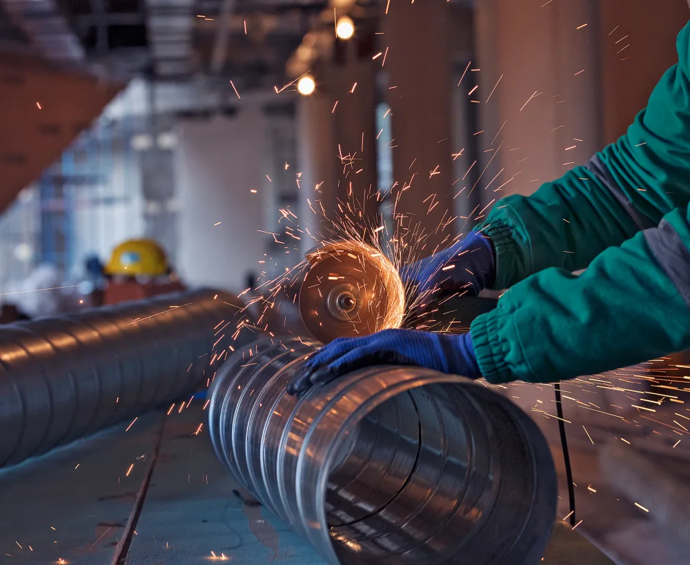 Industriel — site de production avec installations métalliques